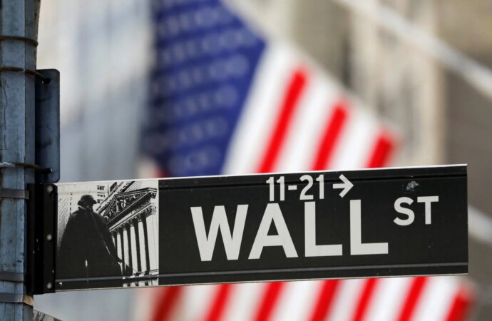 Πτώση στη Wall Street μετά τα ισχυρά στοιχεία για την απασχόληση