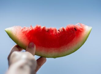 Σας αρέσει το καρπούζι; Δείτε γιατί αξίζει να τρώτε και τη φλούδα του