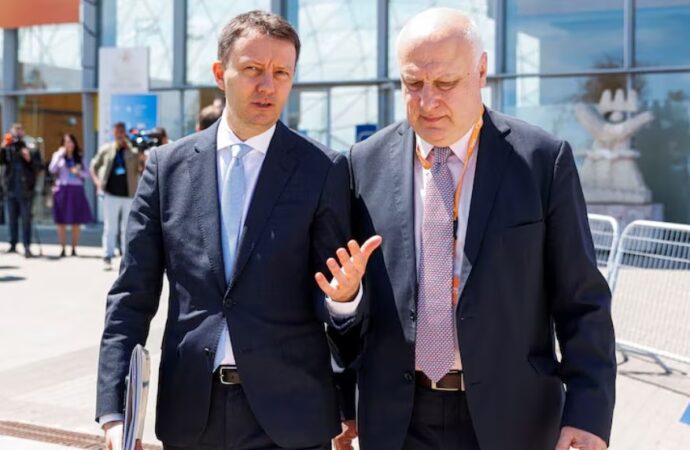 Η πολιτική κρίση στη Ρουμανία συνεχίζεται: Υποψήφιος πρωθυπουργός ο φιλελεύθερος ευρωβουλευτής Ζίγκφριντ Μουρεσάν
