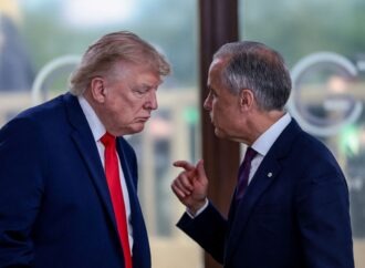 Ο Τραμπ χάρισε «κλειδί» του Λευκού Οίκου στον Κάρνεϊ, αλλά προειδοποίησε: «Μπορεί να τον πυροβολήσουν» αν το χρησιμοποιήσει