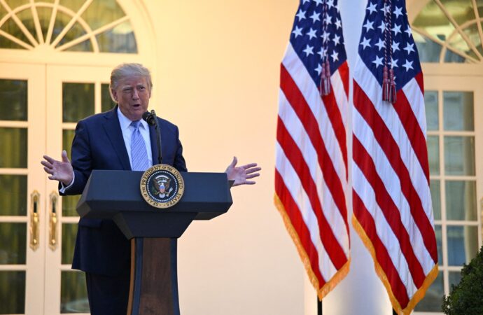 Ο Τραμπ αποκλείει τους ρεπόρτερ των CNN, MSNBC και Politico από τον Λευκό Οίκο, κατηγορώντας τους για fake news