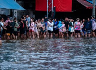 Ταϊλάνδη: Τουλάχιστον 23 νεκροί από τις πλημμύρες – Ψάρια στους δρόμους της Μπανγκόκ