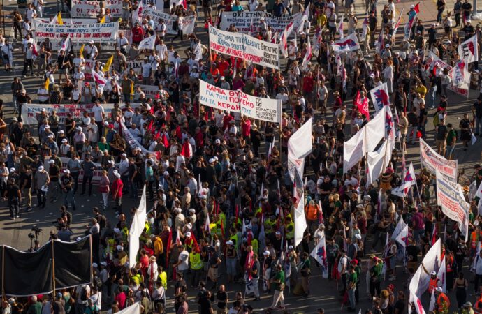 ΔΕΘ: Χιλιάδες διαδηλωτές στους δρόμους της Θεσσαλονίκης – Σε αυστηρά μέτρα ασφαλείας το Βελλίδειο ενόψει της ομιλίας Μητσοτάκη
