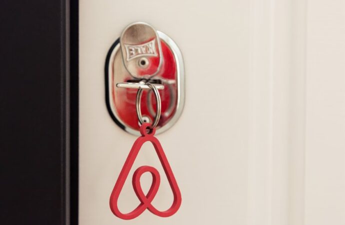 Σαφάρι της ΑΑΔΕ για αδήλωτα εισοδήματα από Airbnb: Ποια είναι τα πρόστιμα