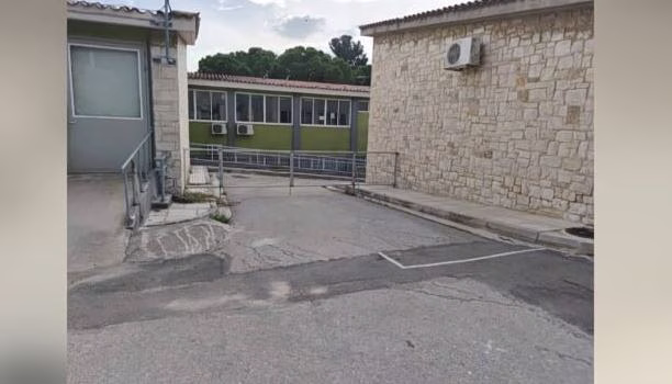 Ίλιον: Καταγγελία ότι 70 μαθητές με ΔΕΠΥ και αυτισμό στο ΕΝΕΕΓΥΛ κάνουν μάθημα σε αποθήκες