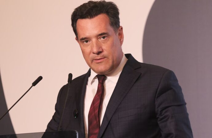 ΠΑΣΟΚ κατά Γεωργιάδη: Περιοδεύει στα τηλεοπτικά πάνελ και παραδέχεται ότι το καθεστώς εποπτείας είχε κενά