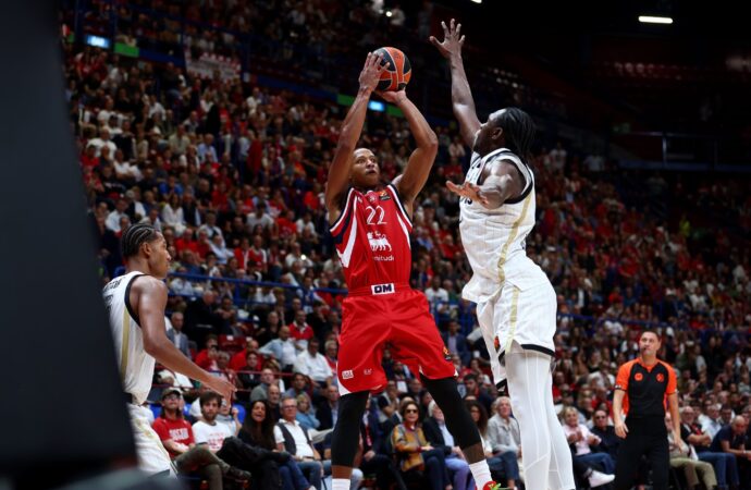 Buzzer beater του Χολ έκρινε το ντέρμπι στο Μιλάνο (87-85, βίντεο)