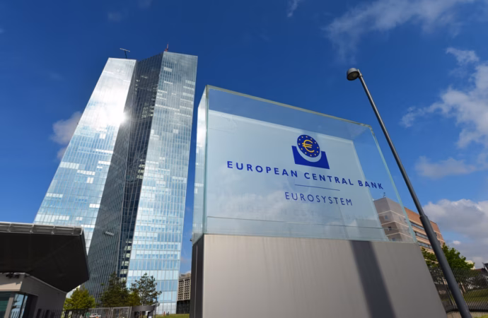 Ο άτοκος «κουμπαράς» της ΕΚΤ απειλεί τα έσοδα των τραπεζών