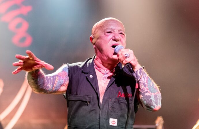 Πέθανε ο Άνγκρι Άντερσον, ο εκρηκτικός frontman των Rose Tattoo – Υπέστη ανακοπή σε συναυλία