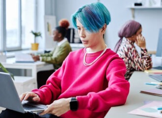 Σχεδόν οι μισοί Gen Z χρησιμοποιούν καθημερινά την AI και τη βλέπουν ως «φίλο»