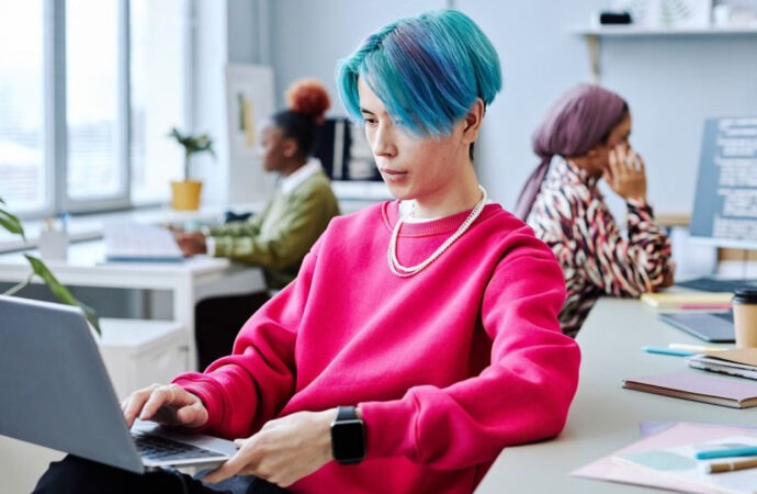 Σχεδόν οι μισοί Gen Z χρησιμοποιούν καθημερινά την AI και τη βλέπουν ως «φίλο»