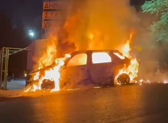 Φωτιά σε αυτοκίνητο στον Υμηττό: Κάηκε ολοσχερώς, σώθηκε ο οδηγός