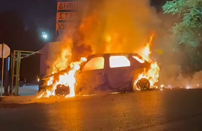 Φωτιά σε αυτοκίνητο στον Υμηττό: Κάηκε ολοσχερώς, σώθηκε ο οδηγός