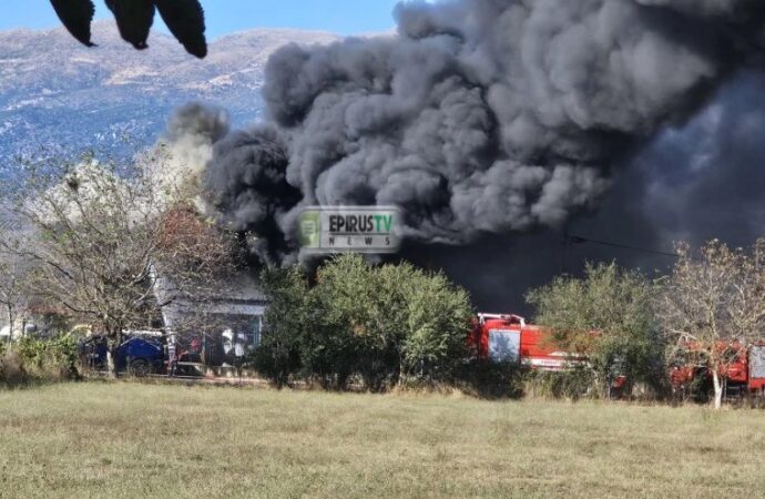 Φωτιά σε εργοστάσιο ανακύκλωσης οχημάτων στα Ιωάννινα – Ένας τραυματίας στο νοσοκομείο