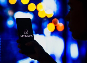 Ασθενής της Neuralink έγραψε στην οθόνη με τη σκέψη του τις πρώτες του λέξεις: «Σ’ αγαπώ» (βίντεο)