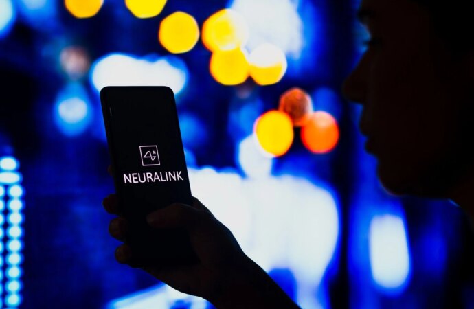 Ασθενής της Neuralink έγραψε στην οθόνη με τη σκέψη του τις πρώτες του λέξεις: «Σ’ αγαπώ» (βίντεο)