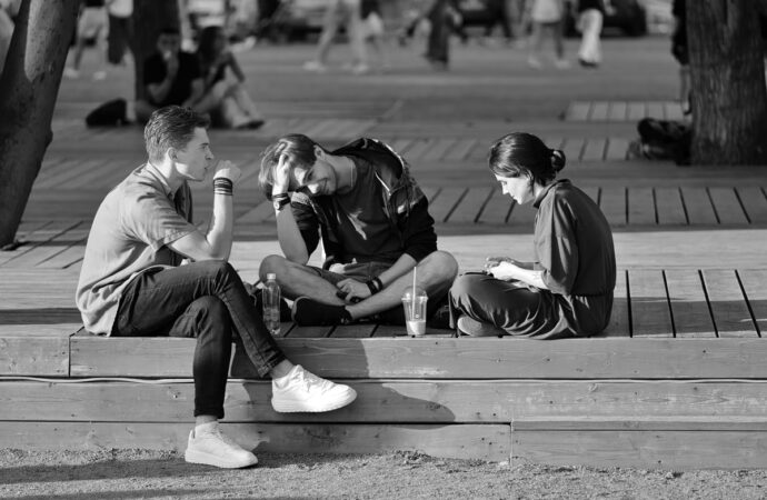 Οι νέοι, οι μεγάλοι χαμένοι της Ευρώπης: όλα τα προβλήματα του κόσμου στην παλάμη τους