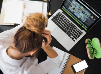 Ψυχική υγεία και εργασία στην Ευρώπη: Όταν η δουλειά αρρωσταίνει – Τι ισχύει στην Ελλάδα