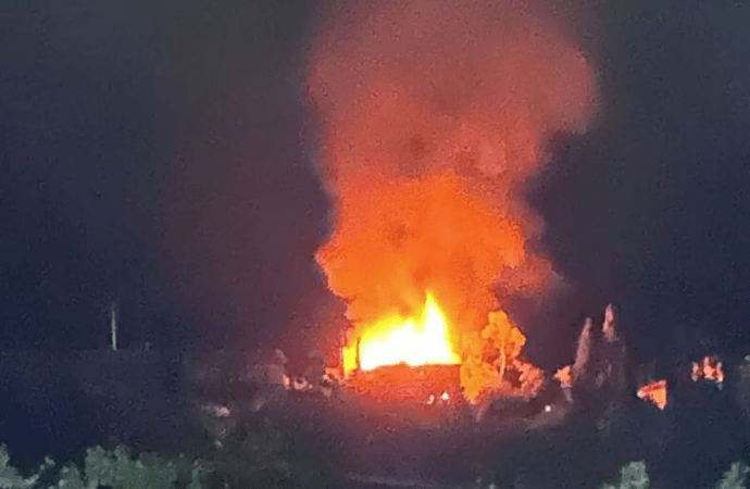 Πάτρα: Μεγάλη φωτιά με εκρήξεις στην Achaia Clauss – Μάχη για να μη φτάσει στο δάσος