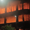 Μεγάλη πυρκαγιά σε επαγγελματικό κτίριο στον Πειραιά – καίγεται ολοσχερώς