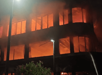 Μεγάλη πυρκαγιά σε επαγγελματικό κτίριο στον Πειραιά – καίγεται ολοσχερώς