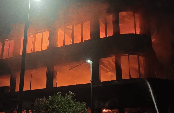Μεγάλη πυρκαγιά σε επαγγελματικό κτίριο στον Πειραιά – καίγεται ολοσχερώς