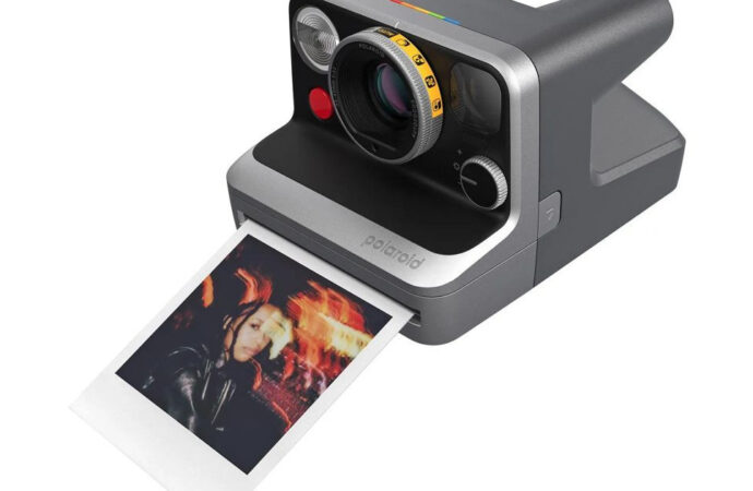 Polaroid Mod: Η αναλογική κάμερα που αντιστέκεται στην κυριαρχία της τεχνητής νοημοσύνης