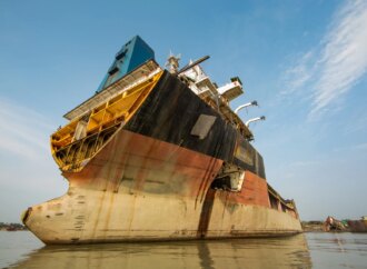 Δύο ινδικές εγκαταστάσεις ανακύκλωσης πλοίων στο επίκεντρο πριν από την ευρωπαϊκή λίστα