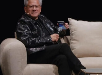 Ο Τραμπ ανέβασε στη σκηνή τον CEO της Nvidia και χαρακτήρισε «απάτη» τους κινδύνους της τεχνητής νοημοσύνης