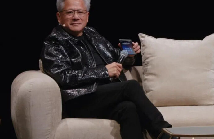 Ο Τραμπ ανέβασε στη σκηνή τον CEO της Nvidia και χαρακτήρισε «απάτη» τους κινδύνους της τεχνητής νοημοσύνης