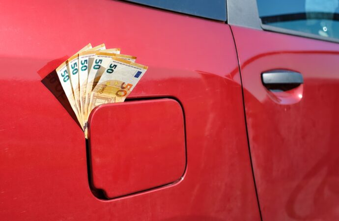 Πώς οι ευρωπαϊκές κυβερνήσεις επιχειρούν να μετριάσουν το σοκ από την ακρίβεια στα καύσιμα – Η Αθήνα δεν βιάζεται να ακολουθήσει