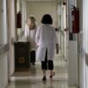 Αύξηση κρουσμάτων Covid και νοσηλειών στα νοσοκομεία – Πότε ξεκινά ο εμβολιασμός