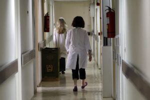 Αύξηση κρουσμάτων Covid και νοσηλειών στα νοσοκομεία – Πότε ξεκινά ο εμβολιασμός