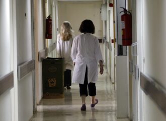 Αύξηση κρουσμάτων Covid και νοσηλειών στα νοσοκομεία – Πότε ξεκινά ο εμβολιασμός