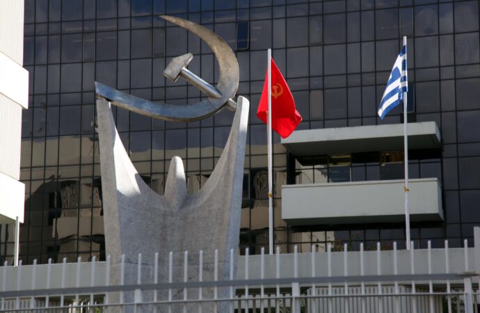 ΚΚΕ: Τα σπίτια του λαού παγώνουν ενώ τα κέρδη των διυλιστηρίων τετραπλασιάζονται