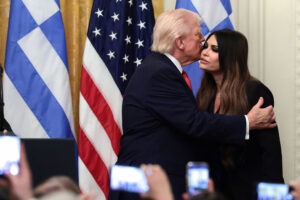 Ο Ντόναλντ Τραμπ επιβεβαιώνει ότι εξετάζει την απομάκρυνση της Κίμπερλι Γκιλφόιλ