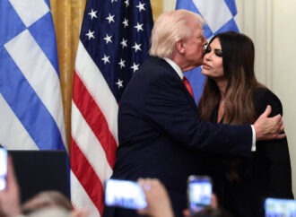 Ο Ντόναλντ Τραμπ επιβεβαιώνει ότι εξετάζει την απομάκρυνση της Κίμπερλι Γκιλφόιλ