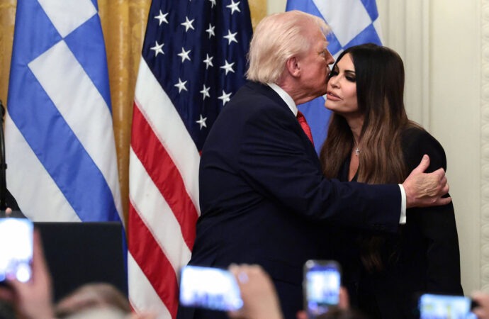 Ο Ντόναλντ Τραμπ επιβεβαιώνει ότι εξετάζει την απομάκρυνση της Κίμπερλι Γκιλφόιλ