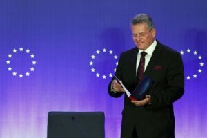 ΕΕ–Κίνα: Εμπορική συμφωνία με λιγότερες εισαγωγές κινεζικών υβριδικών οχημάτων και χαμηλότερους δασμούς στα ευρωπαϊκά προϊόντα