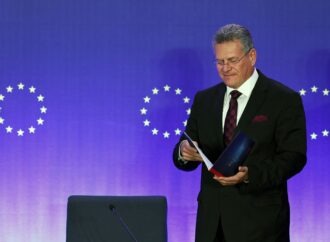 ΕΕ–Κίνα: Εμπορική συμφωνία με λιγότερες εισαγωγές κινεζικών υβριδικών οχημάτων και χαμηλότερους δασμούς στα ευρωπαϊκά προϊόντα