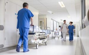 Νοσηλευτές και διασώστες: Πώς μπορούν να συνταξιοδοτηθούν νωρίτερα