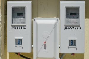 Μειώνονται οι χρεώσεις ΥΚΩ στο ρεύμα – Υποχρεωτικά τα σταθερά τιμολόγια