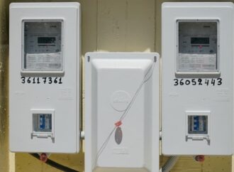 Μειώνονται οι χρεώσεις ΥΚΩ στο ρεύμα – Υποχρεωτικά τα σταθερά τιμολόγια