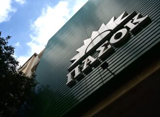 ΠΑΣΟΚ: Η κυβέρνηση «σαλαμοποιεί» και με αλχημείες περικόπτει τις αυξήσεις των συνταξιούχων