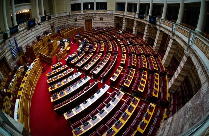 Βουλή: Αντιδράσεις της αντιπολίτευσης για την τροπολογία στο πετρέλαιο θέρμανσης – Ζητούν πλαφόν στα κέρδη των διυλιστηρίων