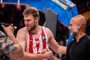 Μπαρτσελόνα – Ολυμπιακός: Θερμή χειραψία και αγκαλιά Βεζένκοφ – Γκουαρδιόλα σε φωτογραφίες