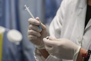 Νέες συστάσεις εμβολιασμού για γρίπη, Covid-19 και RSV ενόψει χειμώνα από τον ΕΟΔΥ