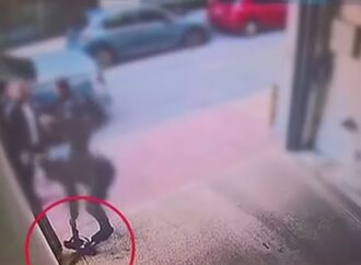 Θεσσαλονίκη: Αστυνομικός πέταξε τον υπηρεσιακό εξοπλισμό του για να διαπληκτιστεί με πολίτη