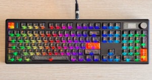 EPOMAKER TH108 V2 Pro: Η επιστροφή του full-size πληκτρολογίου με προδιαγραφές custom μηχανικής