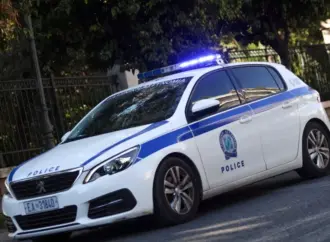 Τρεις νεαροί επιτέθηκαν σε 64χρονη στο Μαρούσι και της άρπαξαν την αλυσίδα από τον λαιμό